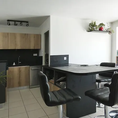 Les Demoiselles, Emplacement Ideal Lejlighed