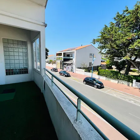 Les Demoiselles, Emplacement Ideal Apartment *